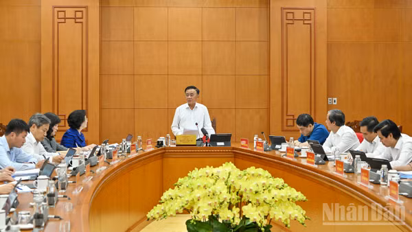 Thường trực Ban Bí thư Trần Cẩm Tú chủ trì cuộc làm việc với Đảng ủy Chính phủ và các bộ, ngành về việc sơ kết 1 năm thực hiện Nghị quyết số 72-NQ/TW.