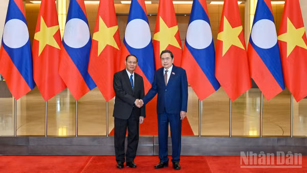 Chủ tịch Quốc hội Trần Thanh Mẫn và Thường trực Ban Bí thư Trung ương Đảng Nhân dân Cách mạng Lào Vilay Vikhamphong.