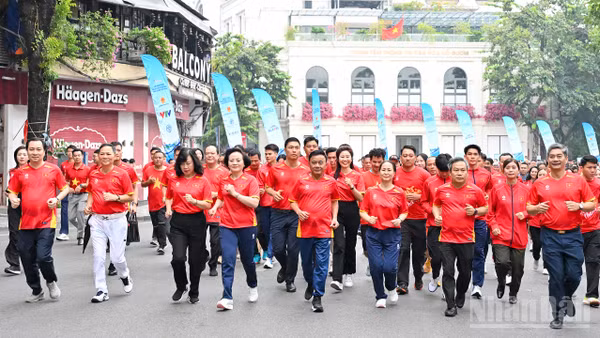 Thường trực Ban Bí thư Trần Cẩm Tú cùng các đại biểu chạy bộ đồng hành tại Lễ phát động “Mỗi người dân lựa chọn ít nhất một môn thể thao phù hợp để tập luyện thường xuyên".