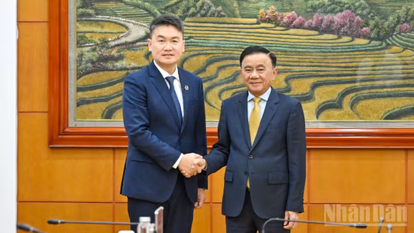 Thường trực Ban Bí thư Trần Cẩm Tú và Bí thư Trung ương Đoàn Thanh niên Nhân dân Cách mạng Lào Thongly Sisoulith.