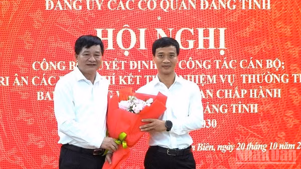 Đồng chí Lê Thành Đô, Phó Bí thư Thường trực Tỉnh ủy, Chủ tịch Hội đồng nhân dân tỉnh, Bí thư Đảng ủy Hội đồng nhân dân tỉnh, nguyên Bí thư Đảng ủy các cơ quan Đảng tỉnh tặng hoa chúc mừng đồng chí Nguyễn Văn Thắng, Bí thư Đảng ủy các cơ quan Đảng tỉnh. (Ảnh: LÊ LAN)
