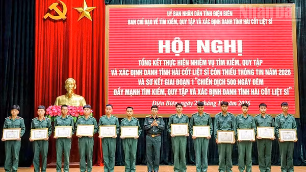 Đại tá Vương Đình Hòa, Chính ủy Bộ Chỉ huy Quân sự tỉnh Điện Biên trao Giấy khen tặng các cá nhân có thành tích xuất sắc trong thực hiện Chiến dịch. (Ảnh: LÊ LAN)