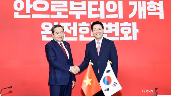 Chủ tịch Quốc hội Trần Thanh Mẫn tiếp Chủ tịch Đảng Sức mạnh Quốc dân (PPP) Jang Dong Hyeok. (Ảnh: TTXVN)