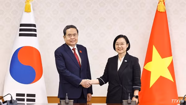 Chủ tịch Quốc hội Trần Thanh Mẫn hội kiến Thủ tướng Hàn Quốc Han Seong Sook. (Ảnh: Doãn Tấn/TTXVN)