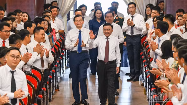 Đồng chí Trần Cẩm Tú, Ủy viên Bộ Chính trị, Thường trực Ban Bí thư dự và phát biểu ý kiến chỉ đạo tại Lễ khai giảng năm học 2026-2027 của Học viện Chính trị quốc gia Hồ Chí Minh. (Ảnh: DUY LINH) 