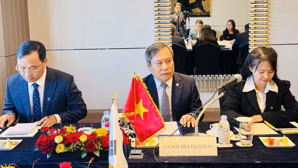 Chủ tịch Ủy ban nhân dân Thành phố Hà Nội Vũ Đại Thắng làm việc với các tập đoàn Hàn Quốc. (Ảnh: TTXVN)