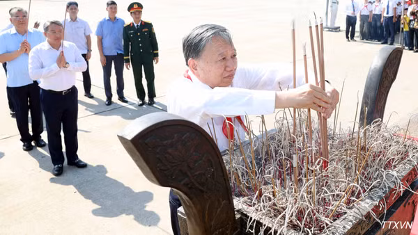 Tổng Bí thư, Chủ tịch nước Tô Lâm dâng hương tưởng nhớ Chủ tịch Hồ Chí Minh trước Lăng Bác. (Ảnh: Thống Nhất/TTXVN)
