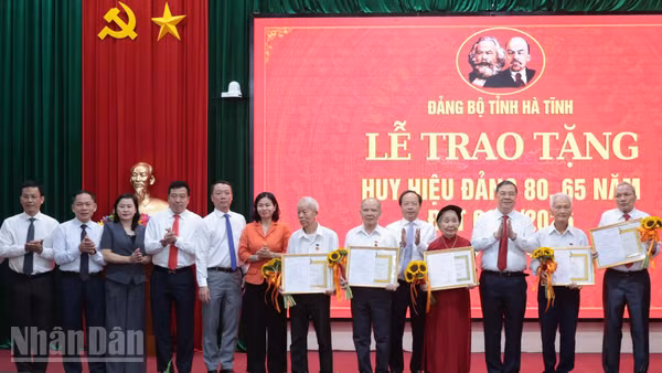 Đồng chí Phạm Gia Túc cùng các đồng chí lãnh đạo tỉnh Hà Tĩnh trao tặng Huy hiệu Đảng cho các đảng viên lão thành tại xã Đức Quang. (Ảnh: NT)