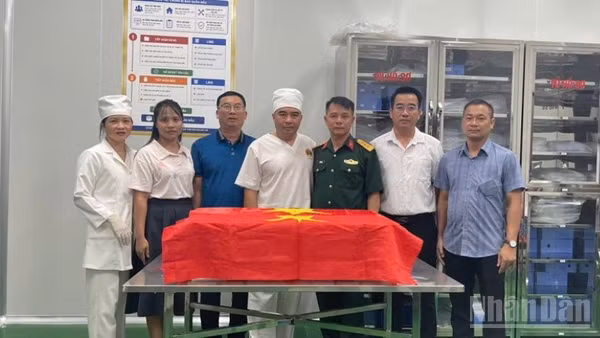Thượng tá Lê Đình Hải, Phó Chủ nhiệm Chính trị Bộ Chỉ huy Quân sự tỉnh Điện Biên, chủ trì bàn giao 845 mẫu hài cốt liệt sĩ về Viện Pháp y Quân đội. (Ảnh: LÊ LAN)