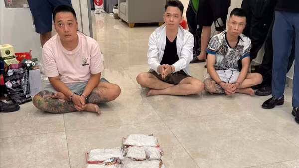 Các đối tượng và tang vật. (Ảnh: C04)