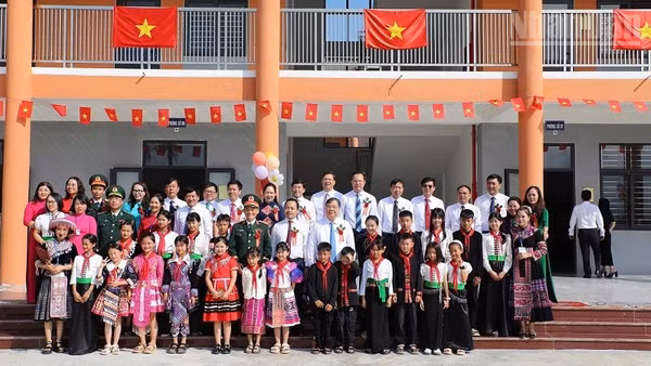 Đồng chí Phạm Gia Túc, Ủy viên Bộ Chính trị, Phó Thủ tướng Thường trực Chính phủ cùng các đồng chí lãnh đạo bộ, ngành Trung ương và lãnh đạo tỉnh Điện Biên chụp ảnh lưu niệm với thầy, trò nhà trường. (Ảnh: LÊ LAN)