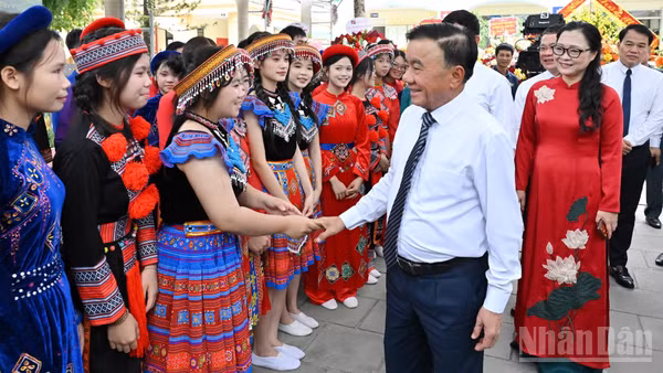 Thường trực Ban Bí thư Trần Cẩm Tú dự Lễ khai giảng năm học mới, chung vui cùng các thầy giáo, cô giáo, các em học sinh tại Trường phổ thông dân tộc nội trú tỉnh Bắc Ninh. (Ảnh: THỦY NGUYÊN)