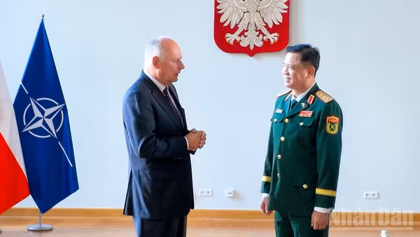 Thượng tướng Nguyễn Trường Thắng, Ủy viên Trung ương Đảng, Ủy viên Thường vụ Quân ủy Trung ương, Thứ trưởng Quốc phòng hội kiến Ngài Pawel Zalewski, Thứ trưởng Quốc phòng Ba Lan. (Ảnh: QUANG PHONG)