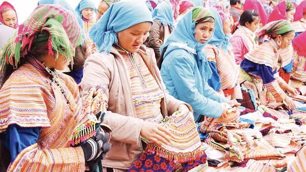 Sắc màu thổ cẩm rực rỡ ở chợ phiên Si Ma Cai (Lào Cai) là điểm nhấn thu hút khách du lịch. (Ảnh: THI PHONG)