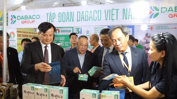 Đại biểu tham quan các gian hàng tại Hội chợ thương mại Quốc tế Điện Biên, năm 2026. (Ảnh: LÊ LAN)