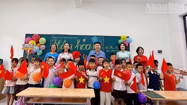 Niềm vui của cô và trò Trường nội trú liên cấp Thanh Nưa, tỉnh Điện Biên khi được học tập trong ngôi trường mới khang trang, hiện đại. (Ảnh: LÊ LAN)