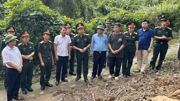 Thiếu tướng Nguyễn Ngọc Ngân, Phó Chủ nhiệm Chính trị Quân khu, Phó Trưởng ban Thường trực Ban Chỉ đạo Quân khu về tìm kiếm, quy tập và xác định danh tính hài cốt liệt sĩ kiểm tra thực tế khu vực có mộ liệt sĩ chưa xác định danh tính trên địa bàn phường Điện Biên Phủ. (Ảnh: LÊ LAN)