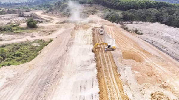 Đập chính hồ Yên Ngựa đang trong quá trình thi công. (Ảnh: NGUYỄN CÔNG LÝ)