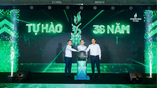 Bí thư Đảng ủy, Chủ tịch Hội đồng quản trị Bùi Minh Tiến; Tổng Giám đốc Dương Trí Hội và Chủ tịch Công đoàn Trần Xuân Thành thực hiện nghi thức chúc mừng kỷ niệm 36 năm thành lập PV GAS. (Ảnh: PV GAS)