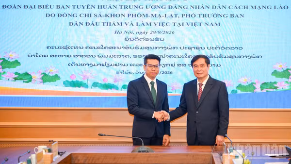 Đồng chí Phan Xuân Thủy (bên phải) và đồng chí Sả Khon Phôm Mạ Lạt tại buổi làm việc. (Ảnh: THẾ ĐẠI)