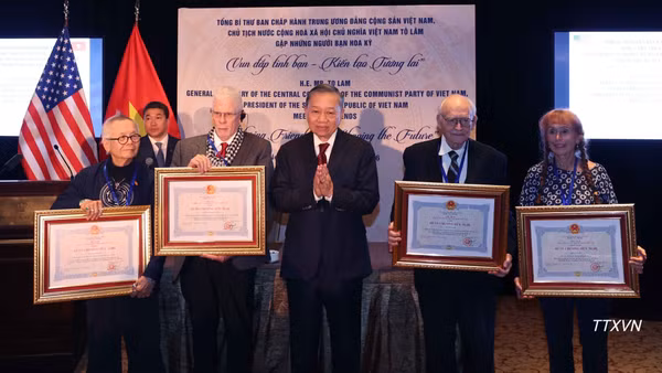 Tổng Bí thư, Chủ tịch nước Tô Lâm trao, truy tặng Huân chương Hữu nghị cho những người bạn Hoa Kỳ. (Ảnh: TTXVN)