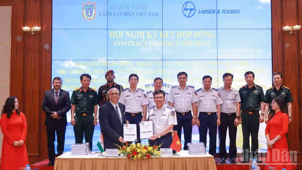 Cảnh sát biển Việt Nam và Công ty trách nhiệm hữu hạn Larsen & Toubro (Ấn Độ) ký kết hợp đồng đóng mới tàu TT-1500. (Ảnh: THẾ ĐẠI)