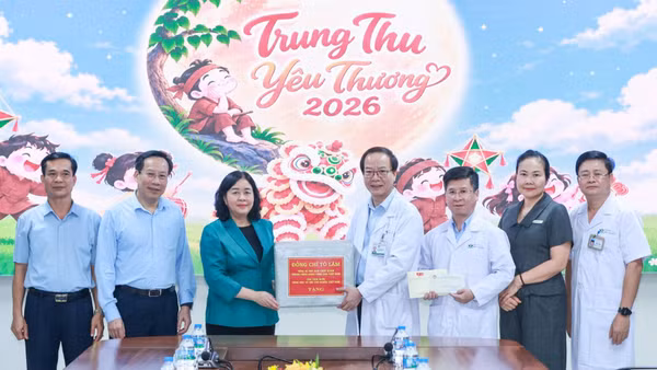Đồng chí Bùi Thị Minh Hoài trao phần quà của Tổng Bí thư, Chủ tịch nước Tô Lâm và 50 suất quà của Ủy ban Trung ương Mặt trận Tổ quốc Việt Nam tặng thiếu nhi đang điều trị tại Bệnh viện Nhi Trung ương (Hà Nội). (Ảnh: chinhphu.vn)