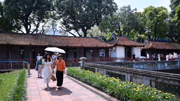 Du khách tham quan Di tích quốc gia đặc biệt Văn Miếu-Quốc Tử Giám (Hà Nội). (Ảnh: TRẦN HẢI)