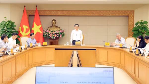 Phó Thủ tướng Hồ Quốc Dũng chủ trì cuộc họp với các bộ, cơ quan liên quan về dự án Luật Đất đai (sửa đổi). (Ảnh: chinhphu.vn)