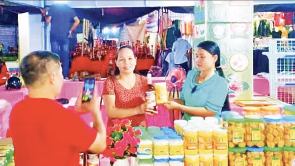 Hợp tác xã Nông sản Vân Di tích cực đưa sản phẩm lên các sàn thương mại điện tử. (Ảnh: MAI VÂN)