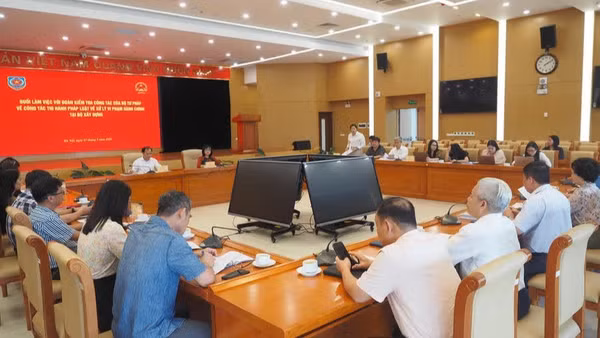 Đoàn kiểm tra của Bộ Tư pháp làm việc và kiểm tra về công tác thi hành pháp luật về xử lý vi phạm hành chính tại Bộ Xây dựng. (Ảnh: TL)
