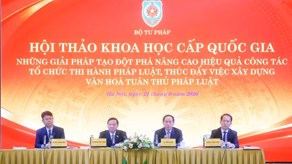 Các đồng chí Ủy viên Trung ương Đảng: Nguyễn Khắc Định, Phó Chủ tịch Quốc hội; Lê Tiến Châu, Phó Thủ tướng Chính phủ; Hoàng Thanh Tùng, Bộ trưởng Tư pháp và đồng chí Nguyễn Thanh Tịnh, Thứ trưởng Tư pháp chủ trì hội thảo.