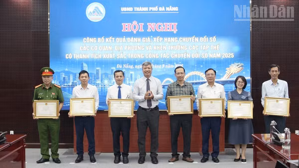 Khen thưởng các tập thể có thành tích xuất sắc trong công tác chuyển đổi số. (Ảnh: THANH TÂM)