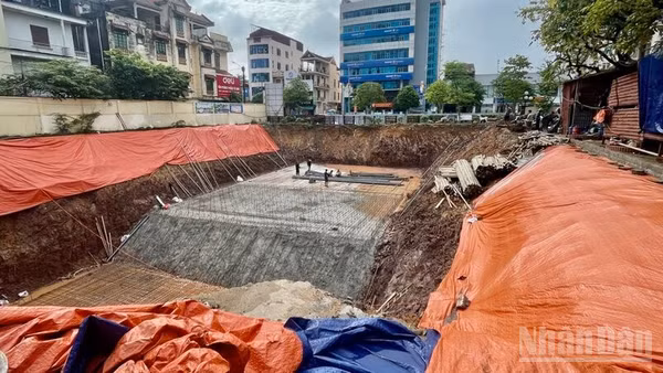 Bể chứa chống ngập úng có dung tích 2.500m³ đang được khẩn trương thi công. (Ảnh: THẾ BÌNH)