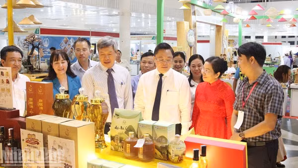 Lãnh đạo thành phố tham quan sản phẩm hàng Việt tại Hội chợ hàng Việt Đà Nẵng 2026.