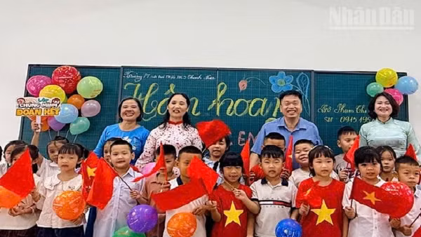 Niềm vui của thầy và trò Trường phổ thông nội trú liên cấp Thanh Nưa khi được học trong ngôi trường mới. (Ảnh: Nhân Dân)
