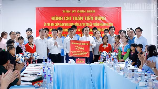 Đồng chí Trần Tiến Dũng, Ủy viên Trung ương Đảng, Bí thư Tỉnh ủy Điện Biên trao quà của đồng chí Tổng Bí thư, Chủ tịch nước Tô Lâm gửi tặng các em học sinh Trường Phổ thông nội trú liên cấp Si Pa Phìn nhân dịp khai giảng năm học 2026-2027. (Ảnh: LÊ LAN)