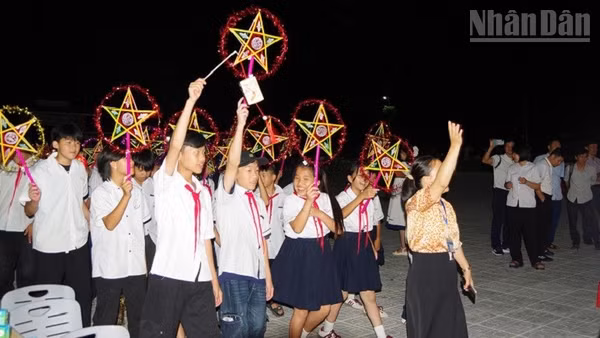 Học sinh Trường phổ thông nội trú Tiểu học và Trung học cơ sở Sam Mứn vui rước đèn trong đêm Trung thu. (Ảnh: LÊ LAN).