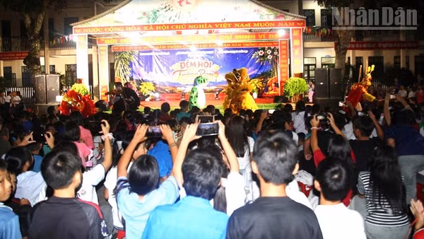 Với nhiều học sinh ở biên giới Nà Hỳ thì Tết Trung thu năm nay là lần đầu tiên được xem múa lân và liên hoan phá cỗ đón trăng rằm. (Ảnh: LÊ LAN)