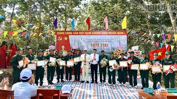 Đồng chí Nguyễn Công Tám, Chủ tịch Hội đồng quản trị và đồng chí Nguyễn Ngọc Cẩm, Tổng Giám đốc Công ty Cổ phần Cao su Điện Biên trao giấy chứng nhận cho các công nhân tham gia hội thi "Bàn tay vàng". (Ảnh: LÊ LAN)