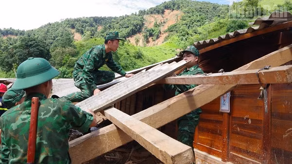 Chiến sĩ Bộ đội Biên phòng tỉnh Điện Biên hỗ trợ người dân xã Xa Dung khắc phục thiệt hại về nhà ở do ảnh hưởng thiên tai. (Ảnh: LÊ LAN)