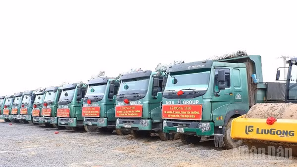 Đẩy nhanh tiến độ thực hiện các dự án đầu tư xây dựng nhà ở xã hội... góp phần tạo động lực tăng trưởng là giải pháp được Điện Biên quan tâm chỉ đạo. (Ảnh: LÊ LAN)