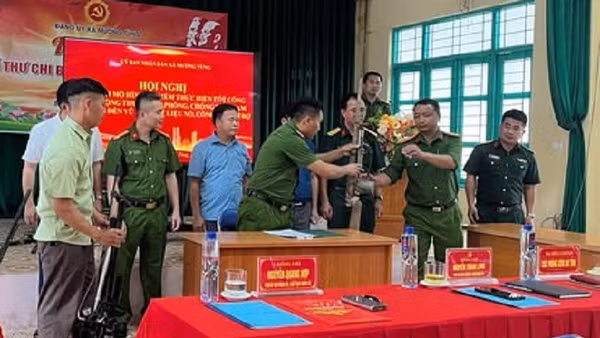 Công an xã Na Sang triển khai mô hình "Xã điểm thu hồi vũ khí, vật liệu nổ". (Ảnh: THU TRANG)