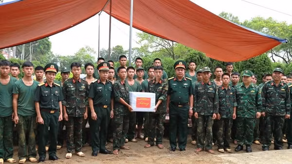 Thiếu tướng Nguyễn Ngọc Ngân cùng các đồng chí thành viên đoàn công tác Quân khu 2 trao quà, động viên cán bộ, chiến sĩ Bộ Chỉ huy Quân sự tỉnh Điện Biên cùng các lực lượng làm nhiệm vụ khai quật, lấy mẫu tại Nghĩa trang liệt sĩ Độc Lập, tỉnh Điện Biên. (Ảnh: LÊ LAN)