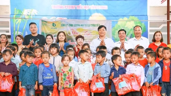Ông Bùi Đức Giang cùng các thành viên Hiệp hội Doanh nghiệp tỉnh Điện Biên trao quà tặng học sinh nghèo xã Nà Hỳ, tỉnh Điện Biên. (Ảnh: LÊ LAN)