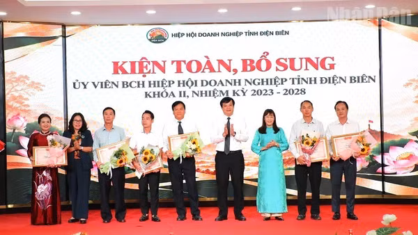 Đồng chí Lò Văn Cương, Phó Chủ tịch Ủy ban nhân dân tỉnh Điện Biên và các đồng chí lãnh đạo Hội đồng nhân dân tỉnh, Ủy ban Mặt trận Tổ quốc Việt Nam tỉnh tặng hoa, chúc mừng tập thể, cá nhân Hiệp hội Doanh nghiệp tỉnh Điện Biên được Liên đoàn Công nghiệp và Thương mại Việt Nam tặng Bằng khen. (Ảnh: LÊ LAN)