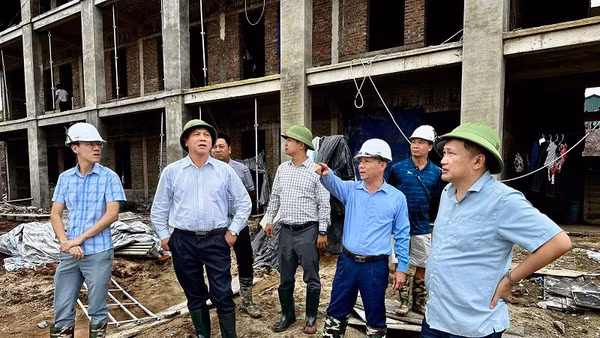 Đồng chí Lê Hồng Nam (thứ hai từ phải sang), Phó Giám đốc Sở Xây dựng Điện Biên cùng đại diện chủ đầu tư, nhà thầu thi công và lãnh đạo Tổng Công ty Thương mại và Xây dựng số 6 Điện Biên thống nhất lập biểu đường găng tiến độ cụ thể từng hạng mục công trình xây dựng Trường nội trú liên cấp Nà Bủng.