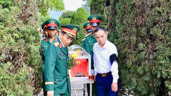 Đồng chí Nguyễn Văn Đoạt, Phó Chủ tịch Ủy ban nhân dân tỉnh Điện Biên cùng Đại tá Vương Đình Hòa, Chính ủy Bộ Chỉ huy quân sự tỉnh Điện Biên di chuyển hài cốt liệt sĩ đến điểm an táng tại Nghĩa trang Liệt sĩ Độc Lập. 