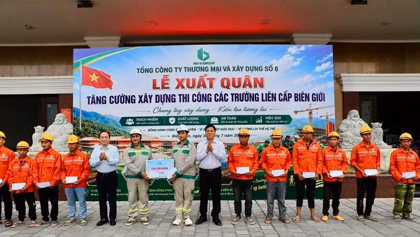 Các đồng chí lãnh đạo tỉnh Điện Biên và lãnh đạo Hiệp hội Doanh nghiệp tỉnh trao quà, động viên kỹ sư, công nhân lên đường hỗ trợ xây dựng Trường nội trú liên cấp Nà Bủng.
