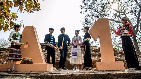 Học sinh con em đồng bào các dân tộc thiểu số Điện Biên cùng ôn chuyện lịch sử trên Đồi A1 hôm nay. (Ảnh: LÊ LAN)